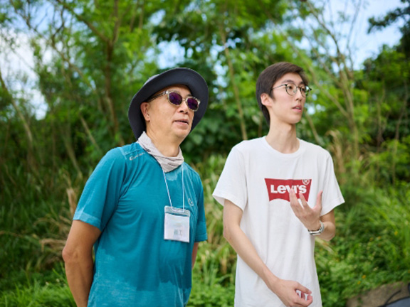 David was grateful for the opportunity to join Benny at his first beach clean-up.